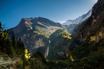 Naklejka premium Autumn mountain landscape between Bhratang and Pisang villages. Marshyangdi river valley, Annapurna circuit trek, Nepal.