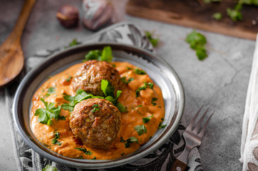 Grilled meatball with curry tomato sauce