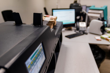 Device for fast counting of money bills