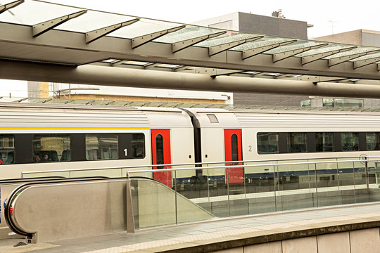 Tren parado en la estaci&oacute;n.