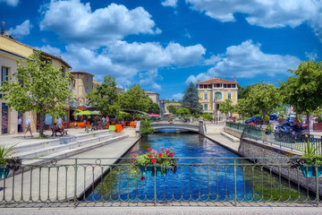 The craft town of Isle sur la Sorgue, in the Vaucluse Department of Provence, south of France - obrazy, fototapety, plakaty