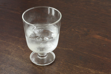 氷の入ったグラス