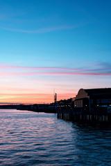 Obraz premium The sunset over Pier 59 at the Elliott Bay in Seattle IV