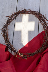 Dornenkrone und das Kreuz