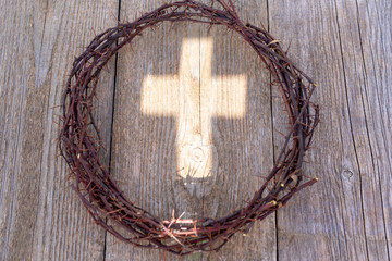 Dornenkrone und das Kreuz