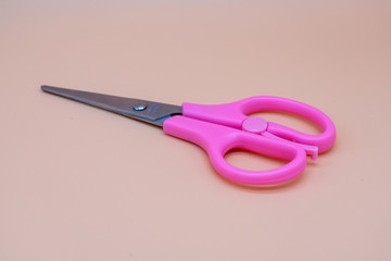 ピンクのハサミ