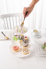 甜饼收藏，包括宴会、生日和婚礼用的盘子、刀叉。各种美味美丽的甜点，麦卡龙