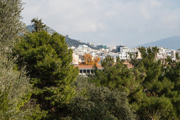 Obraz premium View of the center of Athens and the Acropolis on a background of trees