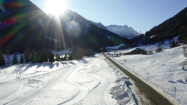 Panorama invernale montano - visto dal drone