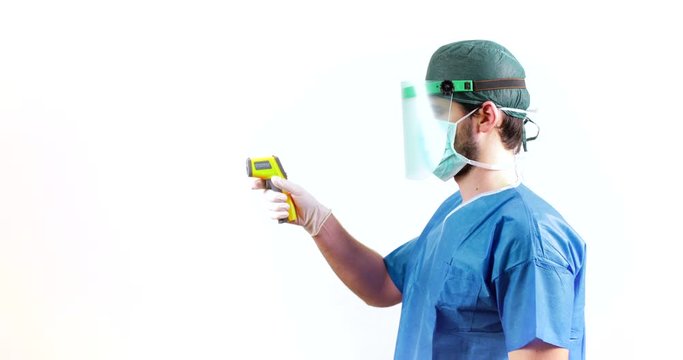 Coronavirus. Medico sta facendo il test con termometro laser ai pazienti affetti dal virus 2019 nCoV. Sfondo bianco.