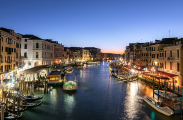 Obraz na płótnie Canvas A beautiful sunset in RIalto bridge, Venice