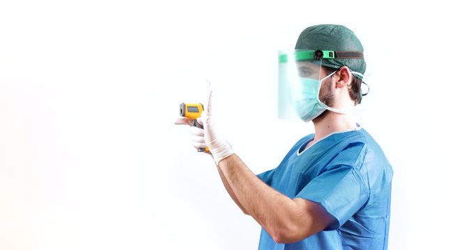 Coronavirus. Medico sta facendo il test con termometro laser ai pazienti affetti dal virus 2019 nCoV. Sfondo bianco.