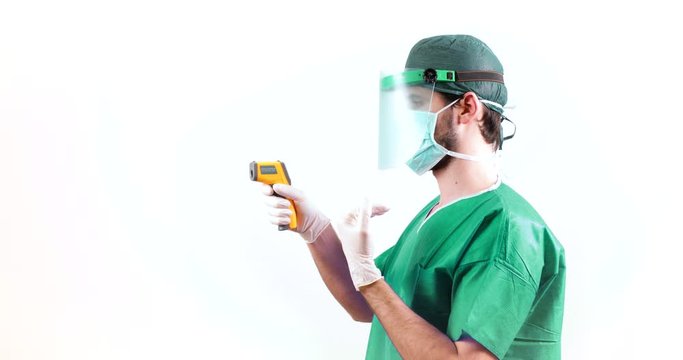 Coronavirus. Medico sta facendo il test con termometro laser ai pazienti affetti dal virus 2019 nCoV. Sfondo bianco.