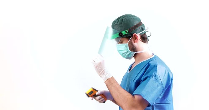 Coronavirus. Medico sta facendo il test con termometro laser ai pazienti affetti dal virus 2019 nCoV. Sfondo bianco.