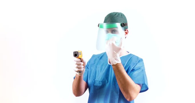 Coronavirus. Medico sta facendo il test con termometro laser ai pazienti affetti dal virus 2019 nCoV. Sfondo bianco.
