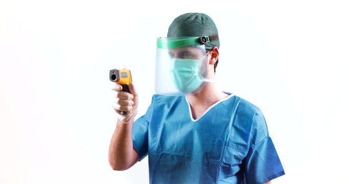 Coronavirus. Medico sta facendo il test con termometro laser ai pazienti affetti dal virus 2019 nCoV. Sfondo bianco.