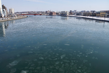 Naklejka premium 川に浮かぶ無数の氷 北海道の風景
