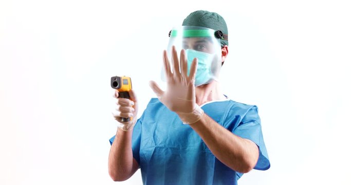 Coronavirus. Medico sta facendo il test con termometro laser ai pazienti affetti dal virus 2019 nCoV. Sfondo bianco.