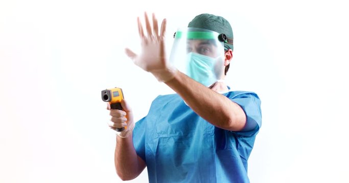 Coronavirus. Medico sta facendo il test con termometro laser ai pazienti affetti dal virus 2019 nCoV. Sfondo bianco.