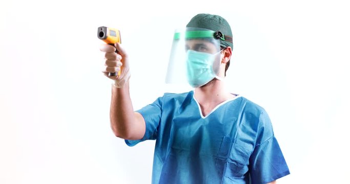 Coronavirus. Medico sta facendo il test con termometro laser ai pazienti affetti dal virus 2019 nCoV. Sfondo bianco.