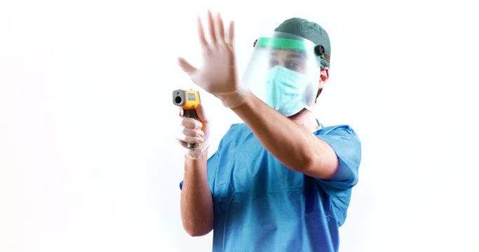 Coronavirus. Medico sta facendo il test con termometro laser ai pazienti affetti dal virus 2019 nCoV. Sfondo bianco.