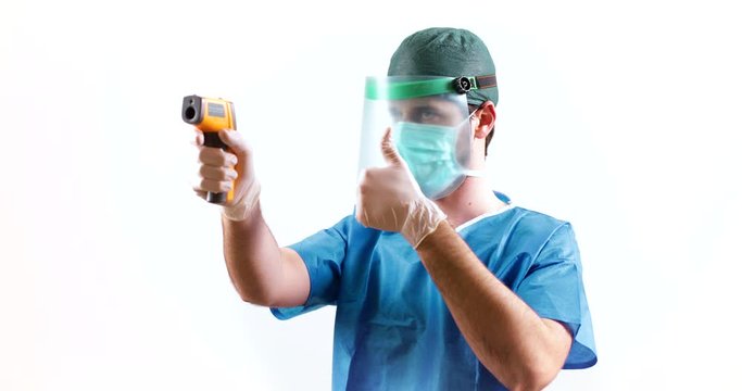 Coronavirus. Medico sta facendo il test con termometro laser ai pazienti affetti dal virus 2019 nCoV. Sfondo bianco.