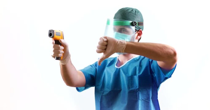 Coronavirus. Medico sta facendo il test con termometro laser ai pazienti affetti dal virus 2019 nCoV. Sfondo bianco.