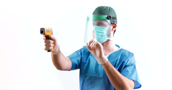 Coronavirus. Medico sta facendo il test con termometro laser ai pazienti affetti dal virus 2019 nCoV. Sfondo bianco.