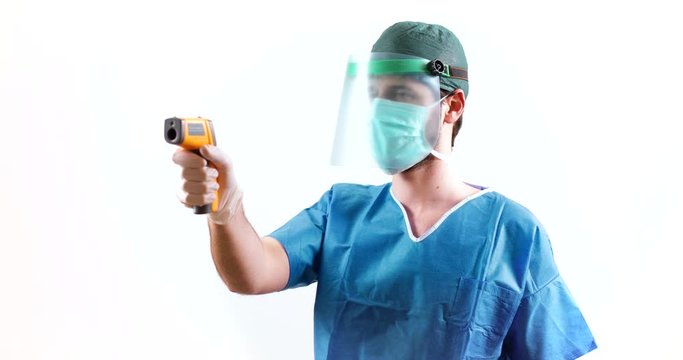 Coronavirus, controllo della febbre con termometro laser da parte di un addetto alla sicurezza. Sfondo bianco.