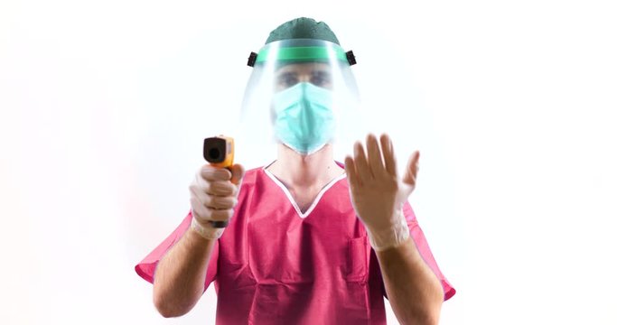 Coronavirus, controllo della febbre con termometro laser da parte di un addetto alla sicurezza. Sfondo bianco.