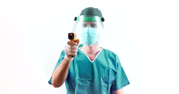 Coronavirus, controllo della febbre con termometro laser da parte di un addetto alla sicurezza. Sfondo bianco.