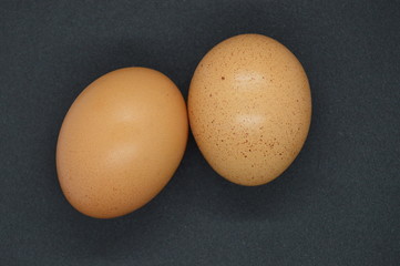 Huevos marrones sobre fondo negro