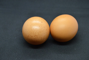 Huevos marrones sobre fondo negro