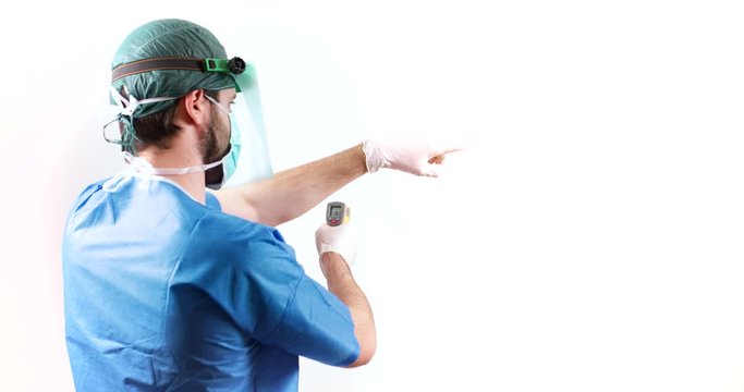 Coronavirus, controllo della febbre con termometro laser da parte di un addetto alla sicurezza. Sfondo bianco.