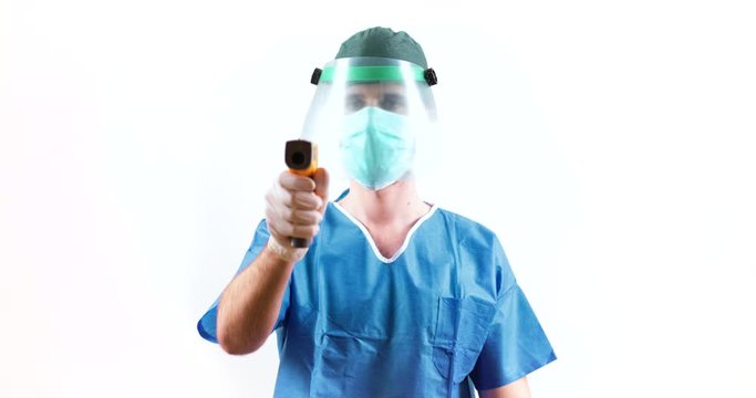 Coronavirus, controllo della febbre con termometro laser da parte di un addetto alla sicurezza. Sfondo bianco.