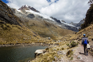 Fototapeta na wymiar Trekkers on the trail to Lagoon 69, on the valley of Huascaran mountains