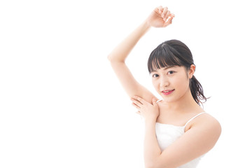 ワキを気にする若い女性