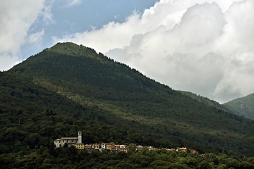 Fototapeta na wymiar Bergdorf Sant'Agata mit Kirche über der Ortschaft Cannobio - Lago Maggiore, Sant Agata, Hilltown
