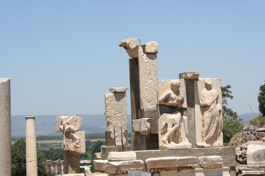 efez kamienne posągi