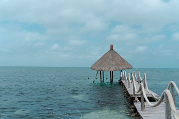 puente roto en la mitad del mar