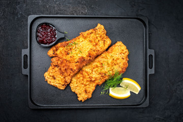 Traditionelles frittiertes Wiener Schnitzel vom Kalb von der Oberschale mit Preiselbeer Marmelade...