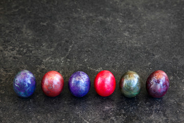 Farbige Ostereier auf dunklem Hintergrund