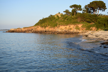 Fototapeta premium Coucher de soleil sur les rochers et la falaise sur le littoral de Saint Pol de Léon dans le Finistère en Bretagne