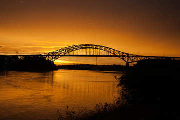Naklejka premium bridge with golden orange sky at sunset