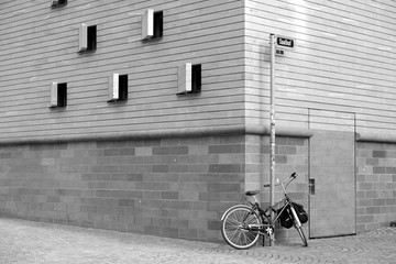 Abgestelltes Fahrrad an der Fassade des Neubau des Historischen Museum am Römerberg bei...