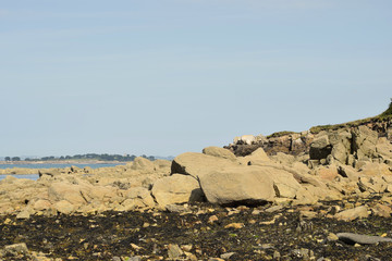 Paysages marins rochers récifs falaises algues varechs de la côte bretonne littoral déchiqueté en Bretagne