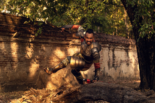 Thai warriors in the Ayutthaya period Jump over the logs to attack the enemy By using a sword to fight