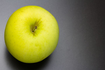 Manzana Golden sobre fondo de metal negro