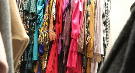 Fare shopping nella boutique a Milano - vestiti
