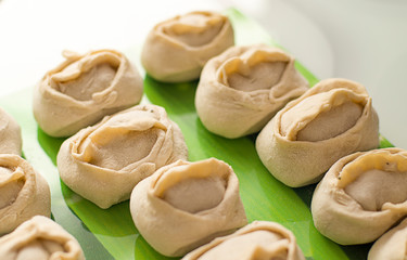 Traditional meat dish of the peoples of Central Asia. National cuisine. Russian cuisine. Minced meat wrapped in a thin dough. Handmade. Traditional Turkish Manti with yoghurt and Vinegar.